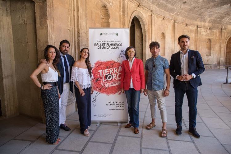 La consejera el delegado de Cultura y algunos de los integrantes del Ballet de Andalucía.