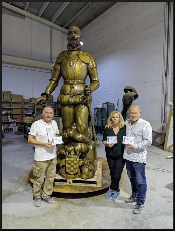 Los autores del monumento posan delante de la escultura, lista para ser colocada.