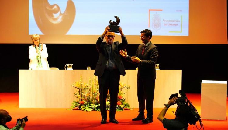 Luis Alberto de Cuenca al recibir el premio de manos del alcalde.