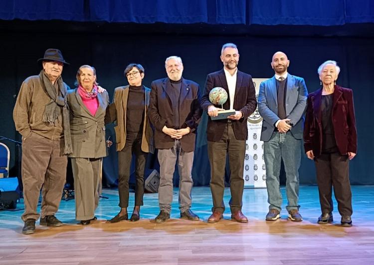 El premiado, junto a la organización y jurado del premio.