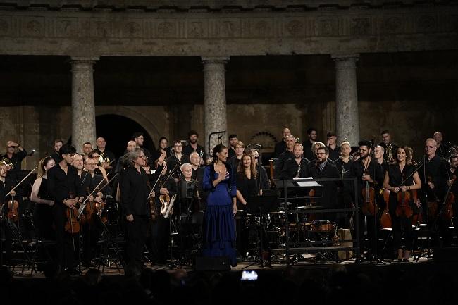 Marina Heredia, junto a los músicos de la OCG. 