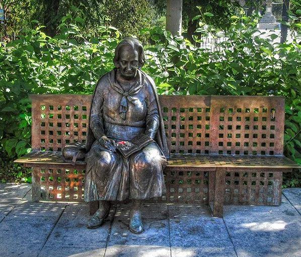 Monumento a Elena Martín Vivaldi en el bulevar de Constitución.