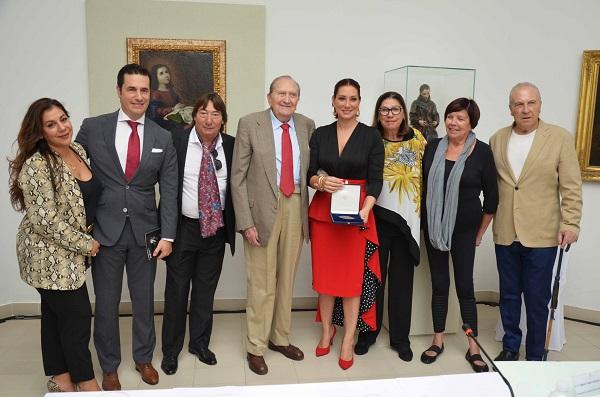 Marina Heredia ha recibido la medalla arropada por familiares, amigos y representantes institucionales.