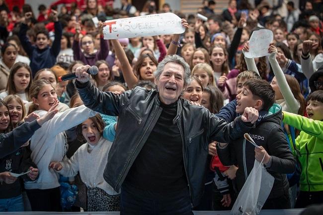 Miguel Ríos, con los escolares.