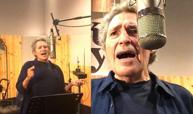 Miguel Ríos durante la interpretación de su canción 'El cinco a las cinco', en el homenaje de hoy.