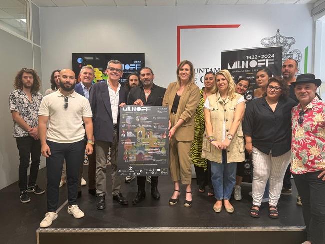 Presentación del Festival Milnoff 2024 con el concejal de Cultura de Granada, Juan Ramón Ferreira, con el cartel por la izquierda en la imagen.