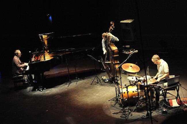 El Moisés P. Sánchez trío durante el concierto.