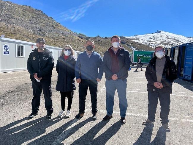 Visita del gobierno municipal de Monachil al rodaje de la película de Bayona.