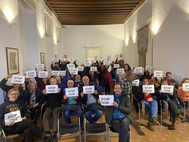 Medio centenar de asistentes levantaron sus carteles de protesta en el salón de actos del Museo.