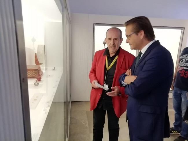 El director del Museo, junto al delegado de Cultura.