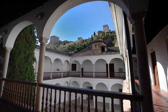 Interior del Museo Arqueológico de Granada, con una vista privilegiada de la Alhambra.