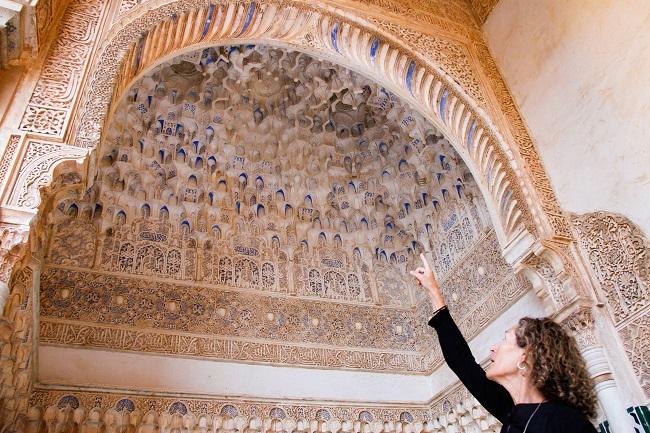 Carolina Cardell en el Patio de los Arrayanes.