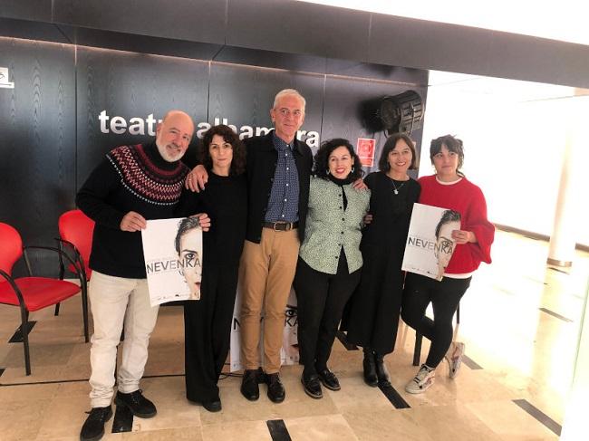 Actrices y actores de 'Nevenka', junto al director del Teatro Alhambra.