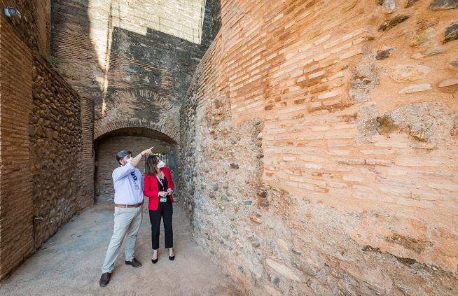 Rocío Díaz observa las reparaciones realizadas. 