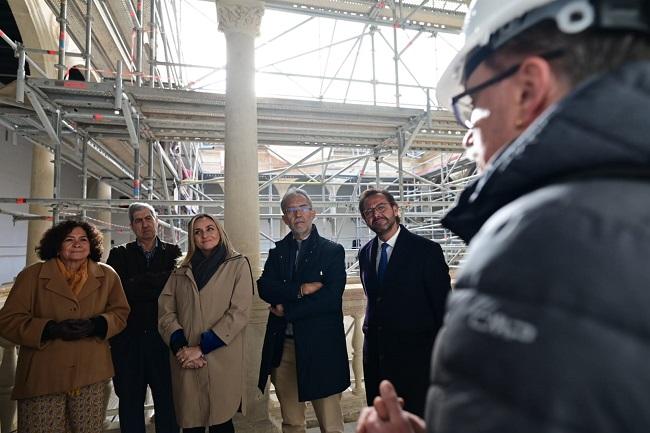 En la imagen, entre otros, la rectora de la UGR y la consejera de Fomento. Visita a las obras del Hospital Real.