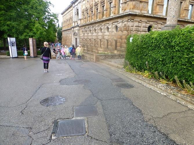 Asfalto parcheado junto al Palacio de Carlos V. 