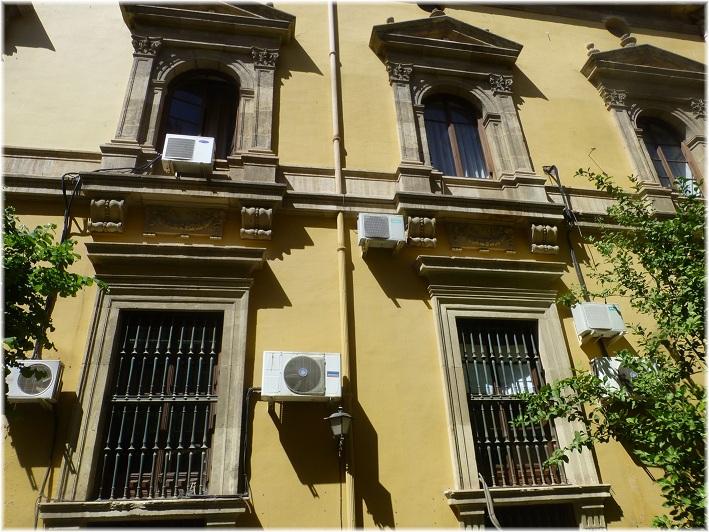 Aparatos de aire acondicionado en la fachada de la Facultad de Derecho.