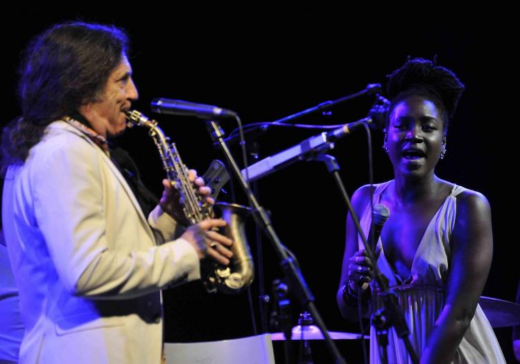 Jorge Pardo con la cantante Alana Sinkey. Jorge Pardo con la cantante Alana Sinkey.