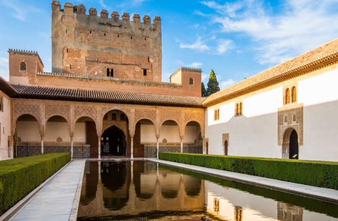 Patio de Comares, de donde intentó llevarse el trozo de azulejo. 