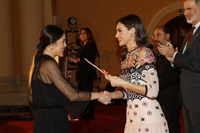 La Reina Letizia entrega el galardón a Patricia Guerrero.