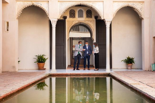 De izquierda a derecha, Antonio Granados, Manuel Olivares y Rocío Ruiz, en la Casa de Zafra.