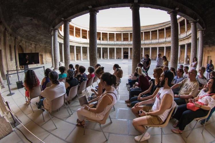 El público ha podido seguir la retransmisión de la ópera desde el patio del Palacio de Carlos V.