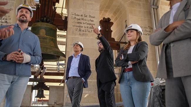 El delegado del Gobierno de España en Andalucía, durante su visita a la Torre de la Catedral.
