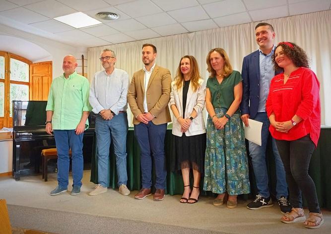 El jurado, con la ganadora del premio (vestida de verde). 