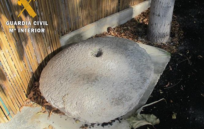 Piedra de molino romana encontrada en la vivienda. 