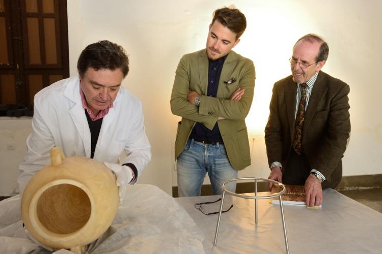 Guillermo Quero e Isidro Toro atienden las explicaciones de un técnico del Museo Arqueológico de Granada. 