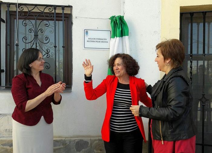 Pilar Aranda, tras descubrir el rótulo con su nombre en la nueva aula de formación en Válor.