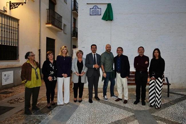 El alcalde, ediles de la corporación y amigos del intelectual, en la inaguración de la placeta.