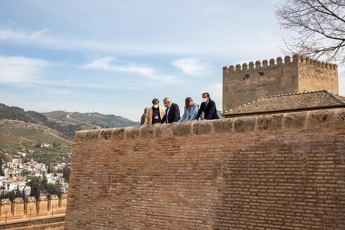 Muro reparado en la plaza de Carlos V. 