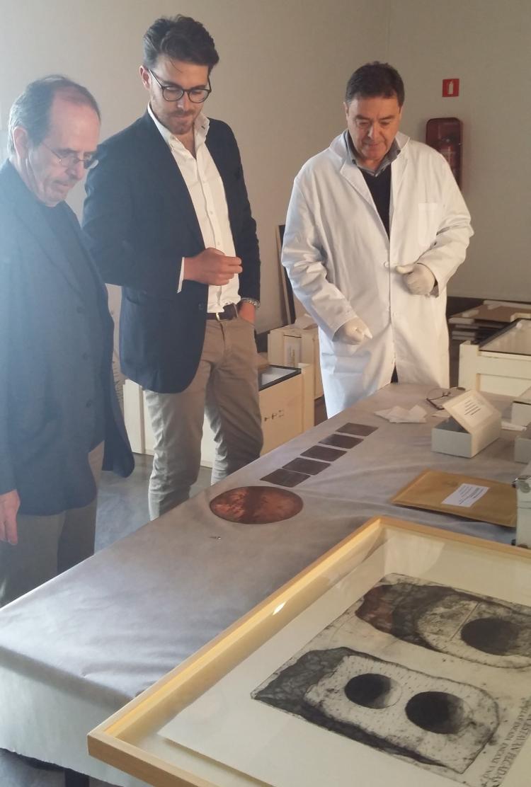 Guillermo Quero con Isidro Toro supervisan la copia de los Libros Plúmbeos.