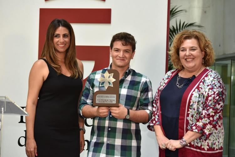 El ganador del certamen, con su premio.