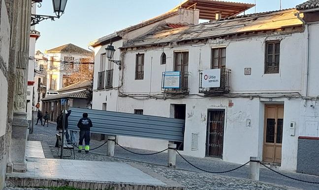 Obreros entran con material en la casa natal de Benítez Carrasco.