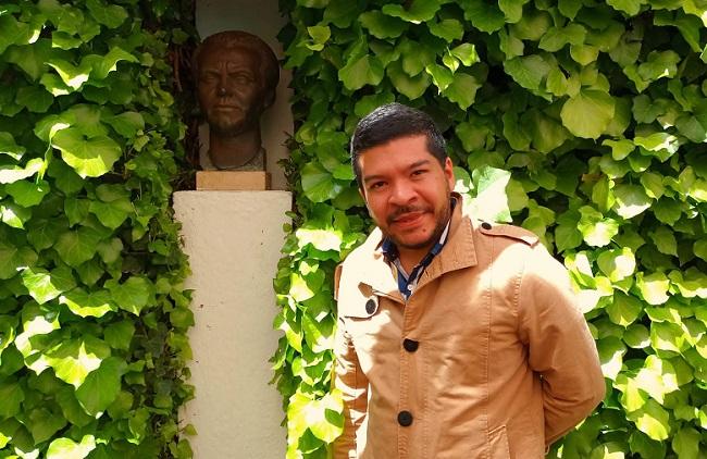 Javier Alvarado en el patio de la Casa Natal de Lorca, en Fuente Vaqueros.
