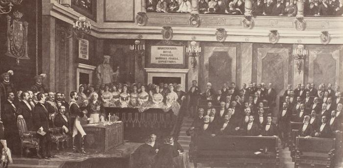 El Congreso en 1871, durante la toma de posesión de Amadeo de Saboya. Encima de la puerta del fondo se ve el cartel con el nombre de Mariana Pineda (en la cuarta línea). Es la fotografía más antigua que se conserva del hemiciclo.