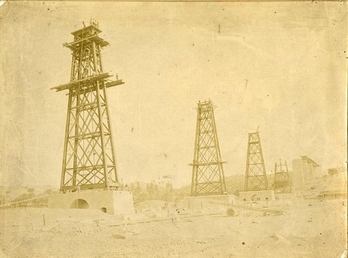Año 1895. El Hacho en construcción: pilares números 4, 5, 6 y 7 (de Sur a Norte).