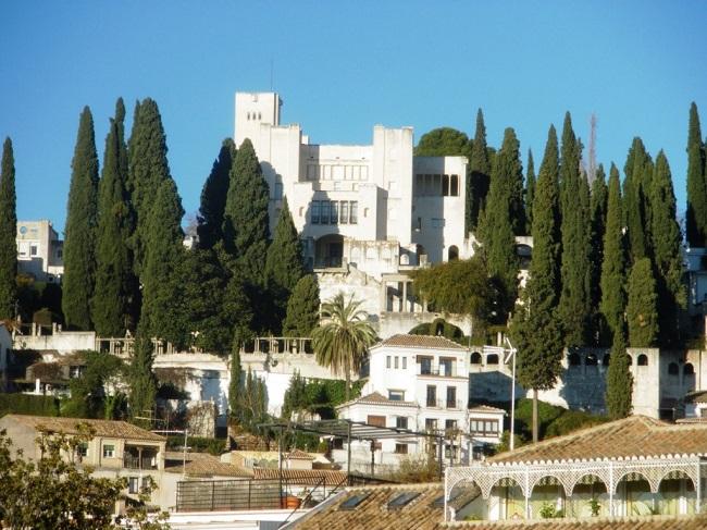 Fachada de la cara sur que mira a los jardines aterrazados.