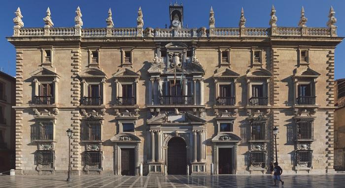 Segunda fachada de la Real Chancillería (1584-87), en estilo manierista. La balaustrada y los pináculos le fueron añadidos en 1754.