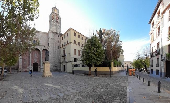 Panorámica actual de la plaza de Santo Domingo y prolongación por Padre Fray Luis de Granada, un espacio hoy abierto que antes lo ocupaba el convento.