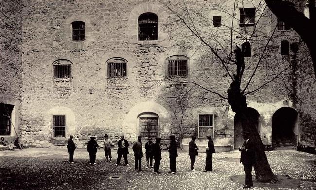 Patio de los locos (inocentes actual), en los años treinta. Un grupo de dementes leves toman el sol vigilados por un celador; en las ventanas se agolpan varios enfermos mentales. 