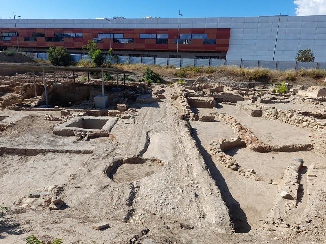 Calle principal de la aldea de los Mondragones que daba acceso al poblamiento romano de los siglos I A.D. a VI D. C. Se aprecian las rodadas de carros.