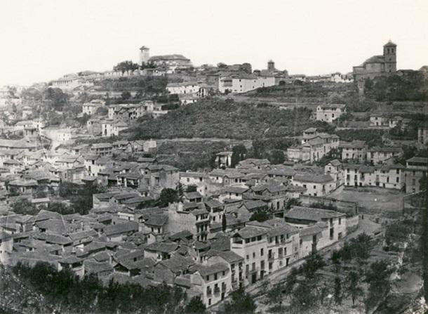 Albayzín en noviembre de 1878. Se ven grandes zonas sin construir bajo el Mirador de San Nicolás y por encima del Carril de San Agustín También aparece el campo de almendros donde fue levantado el Bermúdez de Castro y la placeta dejada al demoler el Convento de la Victoria. 