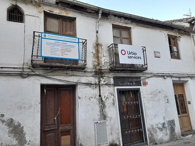 Fachada de la casa donde nació el popular poeta, con carteles de obra colocados hace tiempo. 