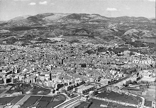 Foto aérea de Granada en 1968. Se aprecia la parte exterior del Camino de Ronda y de la Ribera del Genil todavía sin construir.