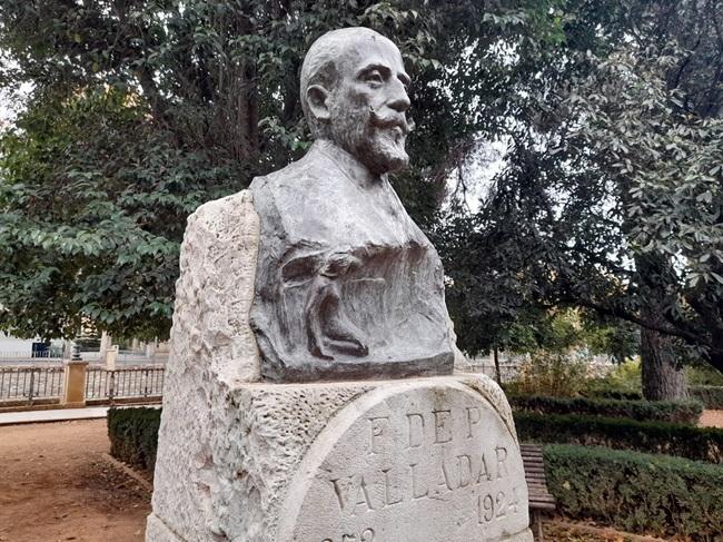 Monolito de recuerdo en el Paseo de la Bomba desde 1956 (antes estuvo en el Triunfo).