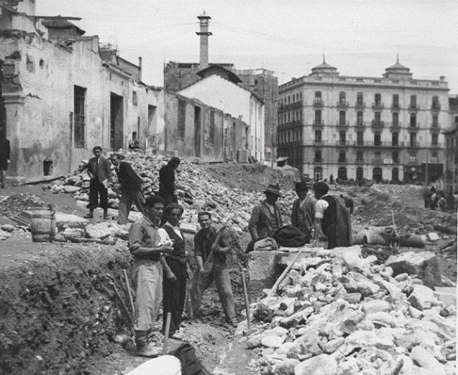 Zona en demolición por calle Sarabia y Plaza del Negro, hacia 1940. Al fondo se ve la calle Reyes. 