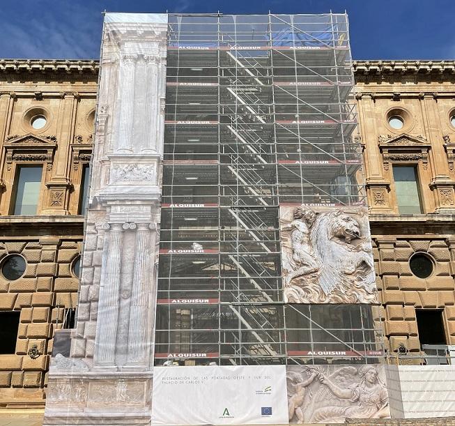 Una de las portadas del Palacio de Carlos V en obras. 